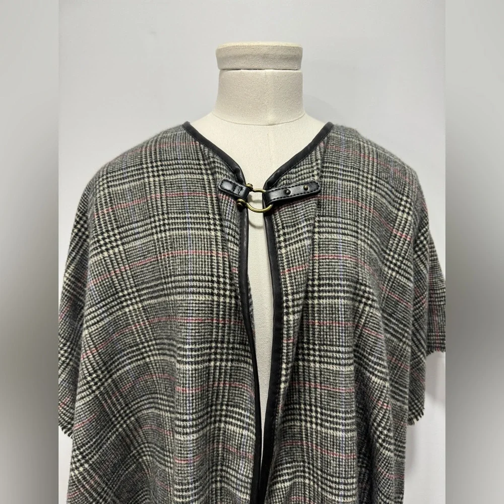 Vince Camuto Shawl Poncho Cape EUC - Picture 2 of 8